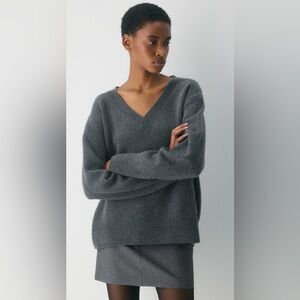 Aritzia Plush Cashmere Oversized V-neck Sweater Women’s Size Small Brand New